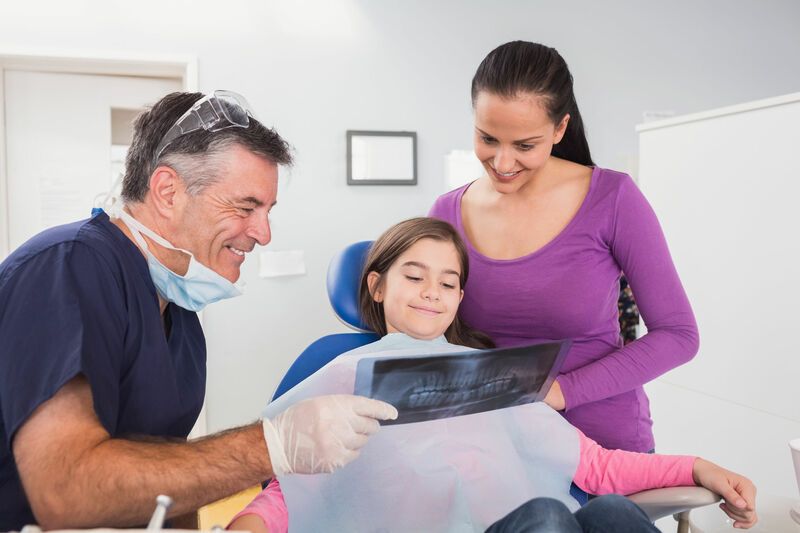 Odontólogo mostrando una radiografía